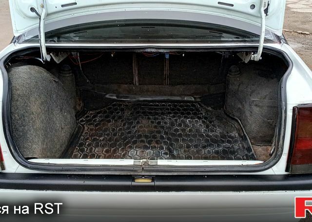 Білий Опель Омега, об'ємом двигуна 2 л та пробігом 300 тис. км за 1400 $, фото 6 на Automoto.ua