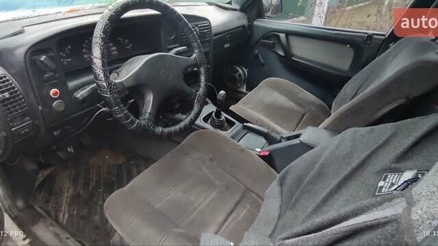 Белый Опель Омега, объемом двигателя 1.8 л и пробегом 300 тыс. км за 1250 $, фото 5 на Automoto.ua