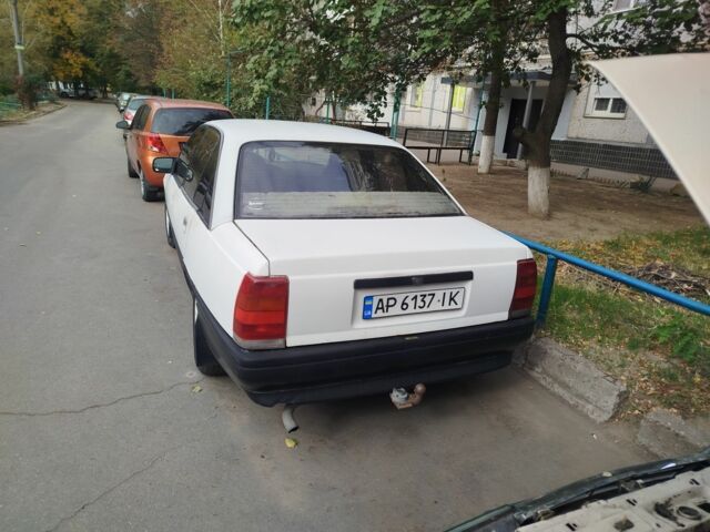 Білий Опель Омега, об'ємом двигуна 1.8 л та пробігом 300 тис. км за 550 $, фото 1 на Automoto.ua