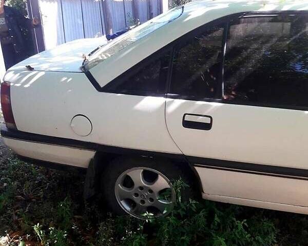 Белый Опель Омега, объемом двигателя 1.8 л и пробегом 400 тыс. км за 1300 $, фото 2 на Automoto.ua