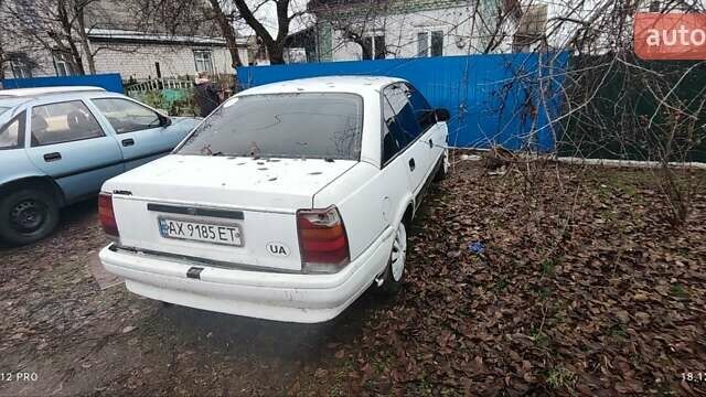 Белый Опель Омега, объемом двигателя 1.8 л и пробегом 300 тыс. км за 1250 $, фото 1 на Automoto.ua