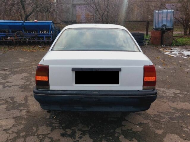 Белый Опель Омега, объемом двигателя 2 л и пробегом 220 тыс. км за 779 $, фото 3 на Automoto.ua