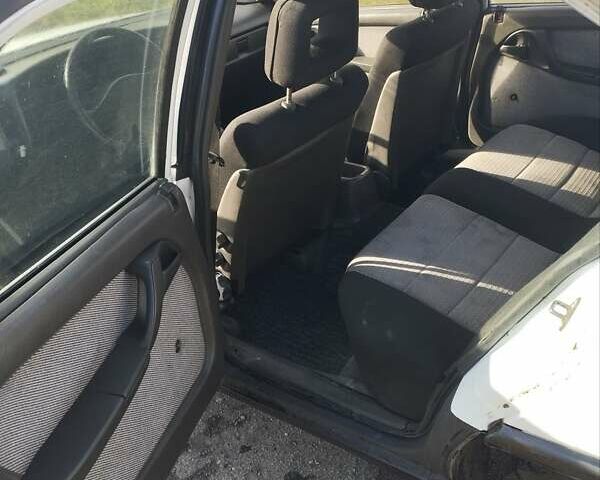 Білий Опель Омега, об'ємом двигуна 2 л та пробігом 222 тис. км за 900 $, фото 5 на Automoto.ua