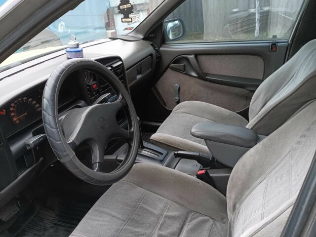 Белый Опель Омега, объемом двигателя 2.3 л и пробегом 400 тыс. км за 1350 $, фото 5 на Automoto.ua