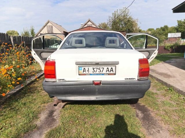Белый Опель Омега, объемом двигателя 2 л и пробегом 890 тыс. км за 800 $, фото 9 на Automoto.ua