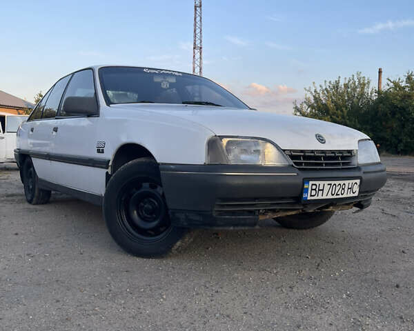 Белый Опель Омега, объемом двигателя 2 л и пробегом 300 тыс. км за 1250 $, фото 3 на Automoto.ua