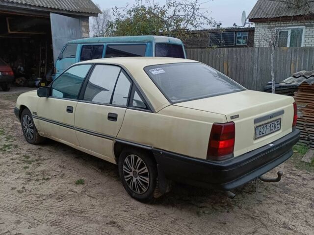 Белый Опель Омега, объемом двигателя 2.3 л и пробегом 400 тыс. км за 1350 $, фото 6 на Automoto.ua