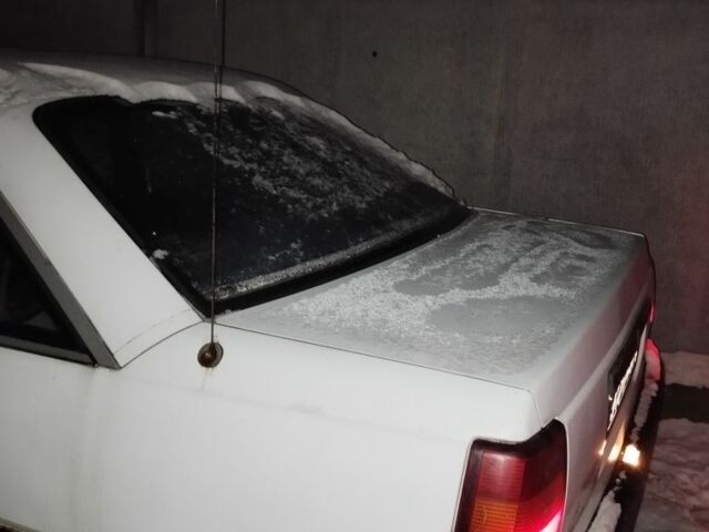 Белый Опель Омега, объемом двигателя 2 л и пробегом 165 тыс. км за 1200 $, фото 1 на Automoto.ua