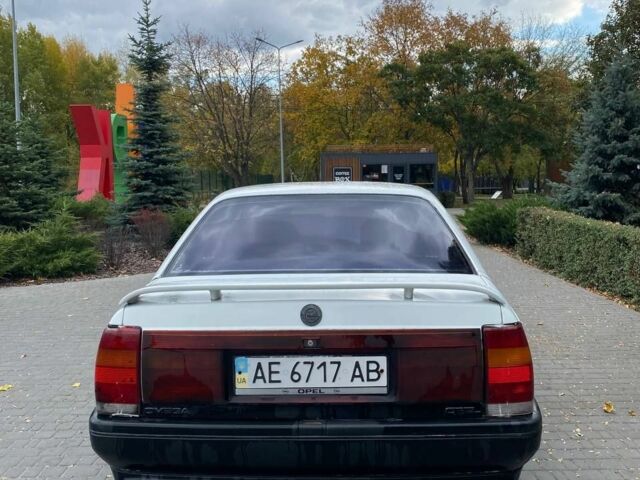 Белый Опель Омега, объемом двигателя 1.8 л и пробегом 410 тыс. км за 800 $, фото 1 на Automoto.ua