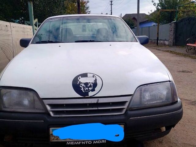 Білий Опель Омега, об'ємом двигуна 2 л та пробігом 316 тис. км за 1100 $, фото 2 на Automoto.ua