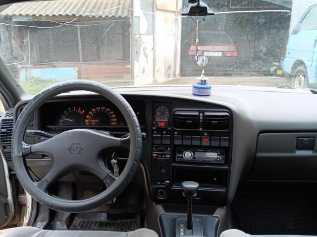 Белый Опель Омега, объемом двигателя 2.3 л и пробегом 400 тыс. км за 1350 $, фото 11 на Automoto.ua