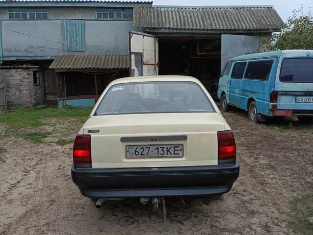 Белый Опель Омега, объемом двигателя 2.3 л и пробегом 400 тыс. км за 1350 $, фото 3 на Automoto.ua