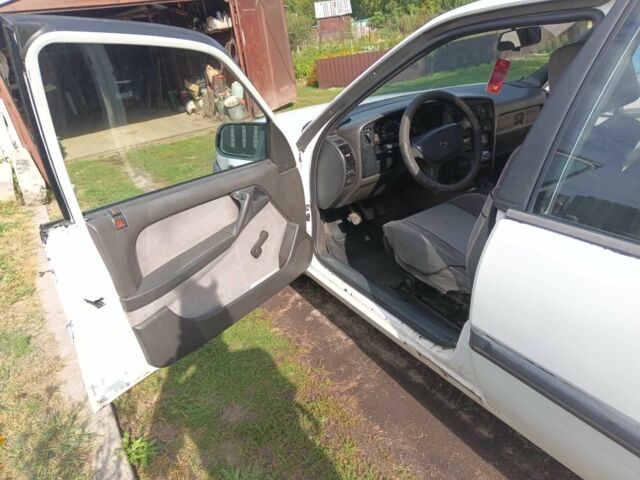 Белый Опель Омега, объемом двигателя 2 л и пробегом 890 тыс. км за 600 $, фото 7 на Automoto.ua