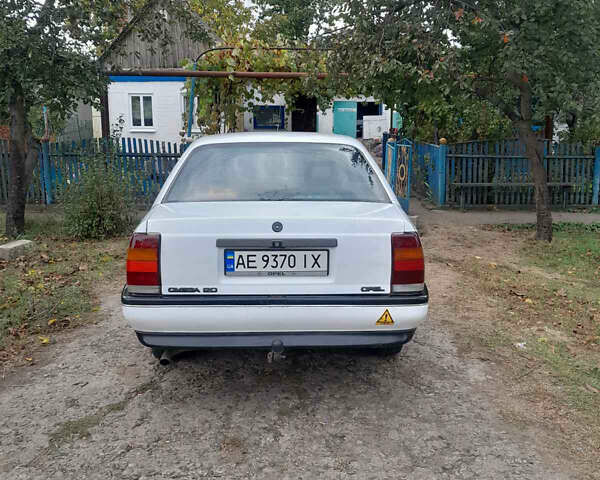Белый Опель Омега, объемом двигателя 2 л и пробегом 260 тыс. км за 1800 $, фото 4 на Automoto.ua