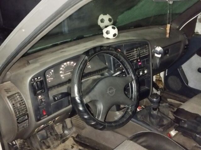 Белый Опель Омега, объемом двигателя 2 л и пробегом 165 тыс. км за 1200 $, фото 3 на Automoto.ua