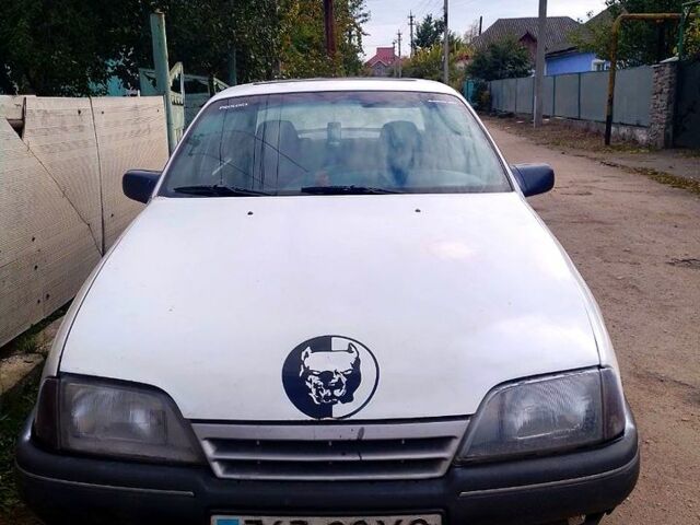 Білий Опель Омега, об'ємом двигуна 2 л та пробігом 316 тис. км за 1100 $, фото 1 на Automoto.ua