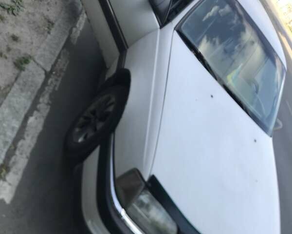 Белый Опель Омега, объемом двигателя 2 л и пробегом 300 тыс. км за 1400 $, фото 3 на Automoto.ua