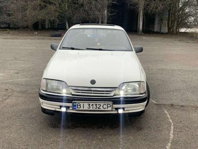 Білий Опель Омега, об'ємом двигуна 2 л та пробігом 33 тис. км за 1600 $, фото 1 на Automoto.ua