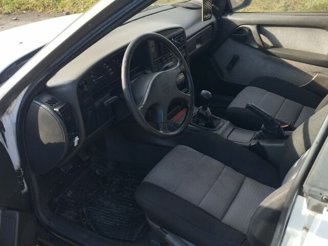 Опель Омега 1992 в Харькове на Automoto.ua Белый Опель Омега, объемом двигателя 2 л и пробегом 222 тыс. км за 950 $, фото 4 на Automoto.ua