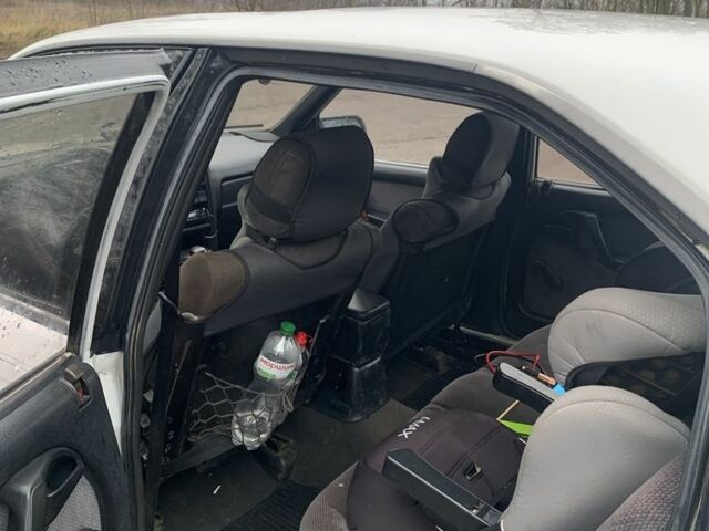 Білий Опель Омега, об'ємом двигуна 2 л та пробігом 33 тис. км за 1600 $, фото 6 на Automoto.ua