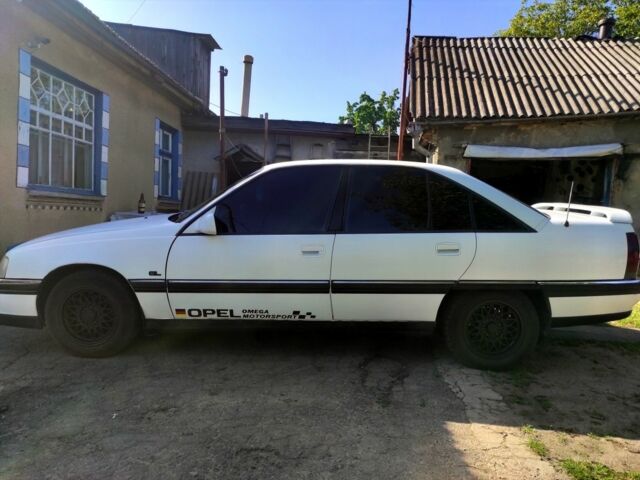 Белый Опель Омега, объемом двигателя 2 л и пробегом 333 тыс. км за 2019 $, фото 8 на Automoto.ua