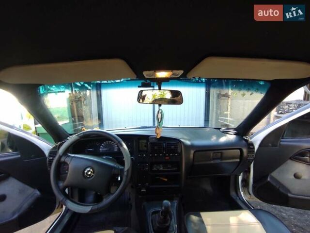 Білий Опель Омега, об'ємом двигуна 2 л та пробігом 325 тис. км за 2000 $, фото 7 на Automoto.ua