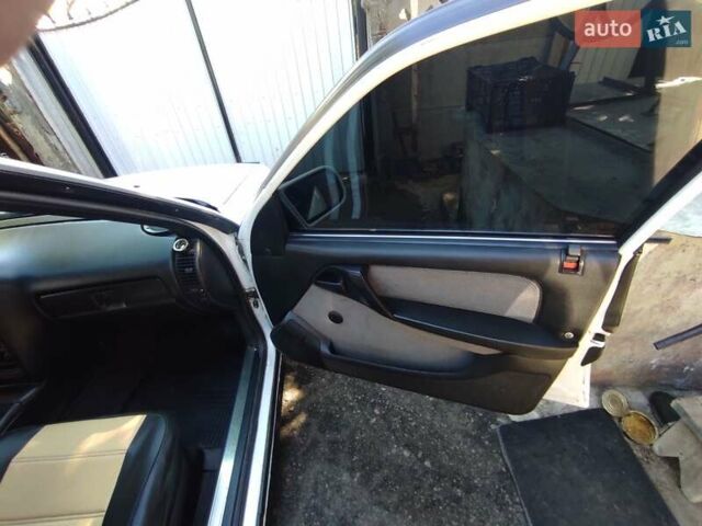 Білий Опель Омега, об'ємом двигуна 2 л та пробігом 325 тис. км за 2000 $, фото 5 на Automoto.ua
