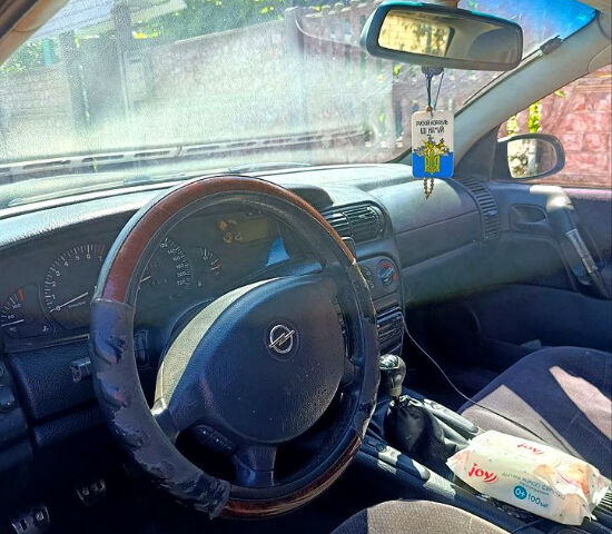 Белый Опель Омега, объемом двигателя 2 л и пробегом 350 тыс. км за 2300 $, фото 3 на Automoto.ua