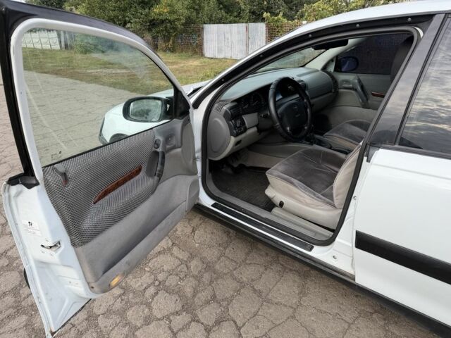 Белый Опель Омега, объемом двигателя 2 л и пробегом 350 тыс. км за 2159 $, фото 5 на Automoto.ua