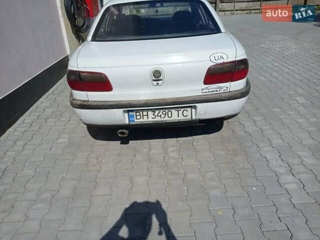 Белый Опель Омега, объемом двигателя 2 л и пробегом 200 тыс. км за 2000 $, фото 1 на Automoto.ua