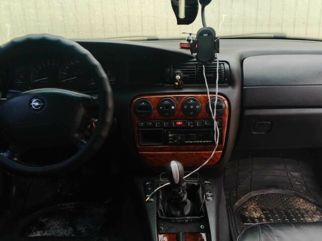 Белый Опель Омега, объемом двигателя 2 л и пробегом 260 тыс. км за 2800 $, фото 5 на Automoto.ua