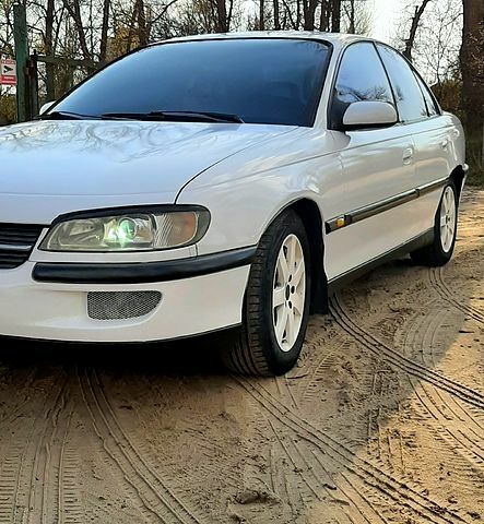 Білий Опель Омега, об'ємом двигуна 2 л та пробігом 200 тис. км за 2450 $, фото 6 на Automoto.ua