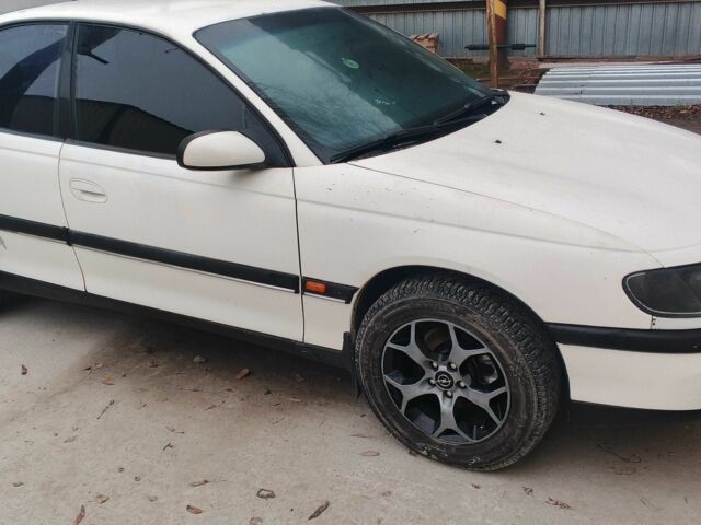 Белый Опель Омега, объемом двигателя 2 л и пробегом 260 тыс. км за 2800 $, фото 2 на Automoto.ua