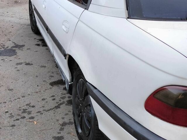 Белый Опель Омега, объемом двигателя 2 л и пробегом 200 тыс. км за 1200 $, фото 5 на Automoto.ua