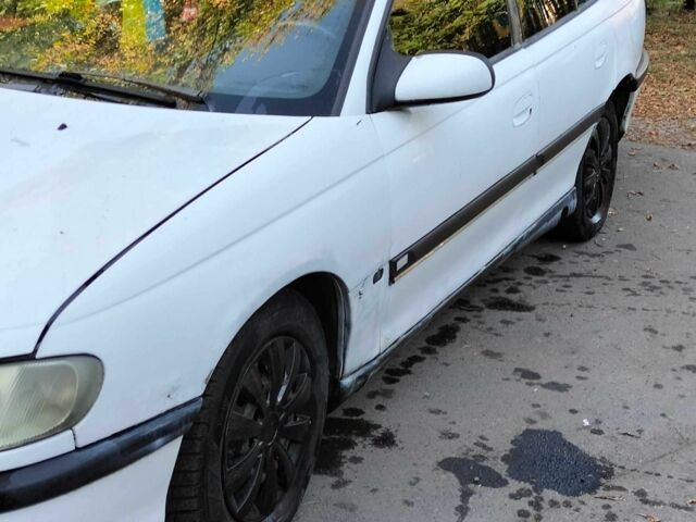 Белый Опель Омега, объемом двигателя 2 л и пробегом 200 тыс. км за 1200 $, фото 2 на Automoto.ua