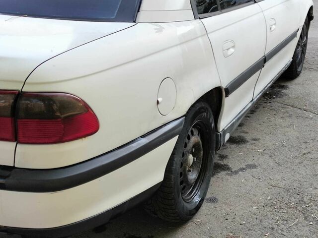 Белый Опель Омега, объемом двигателя 2 л и пробегом 200 тыс. км за 1200 $, фото 4 на Automoto.ua