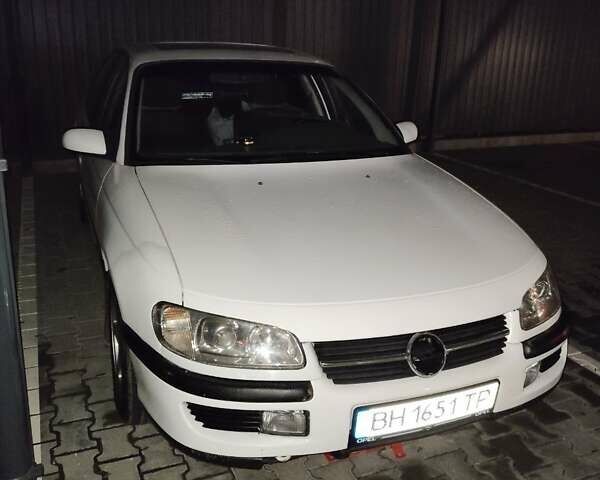 Белый Опель Омега, объемом двигателя 2 л и пробегом 209 тыс. км за 2500 $, фото 1 на Automoto.ua