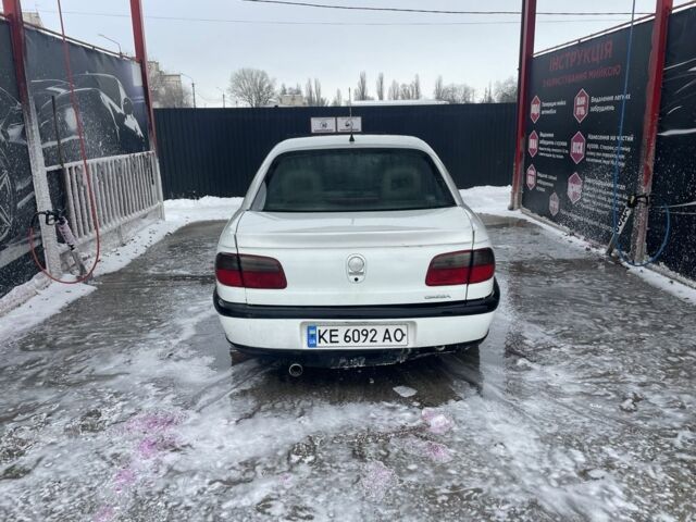 Білий Опель Омега, об'ємом двигуна 2 л та пробігом 300 тис. км за 1092 $, фото 4 на Automoto.ua