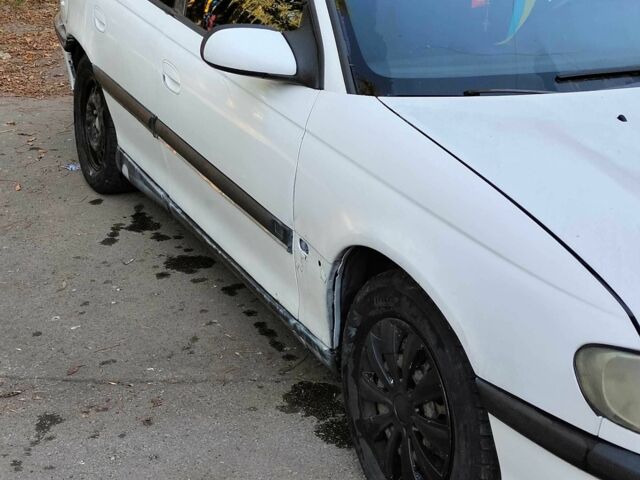 Белый Опель Омега, объемом двигателя 2 л и пробегом 200 тыс. км за 1200 $, фото 1 на Automoto.ua