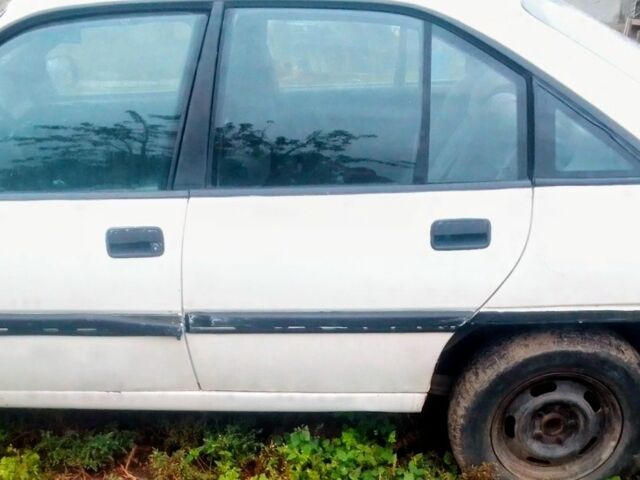 Белый Опель Омега, объемом двигателя 2 л и пробегом 345 тыс. км за 450 $, фото 2 на Automoto.ua