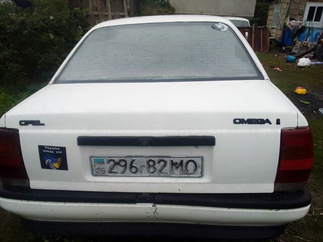 Белый Опель Омега, объемом двигателя 2 л и пробегом 345 тыс. км за 450 $, фото 1 на Automoto.ua