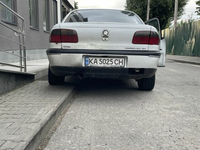 Белый Опель Омега, объемом двигателя 2 л и пробегом 389 тыс. км за 2200 $, фото 4 на Automoto.ua