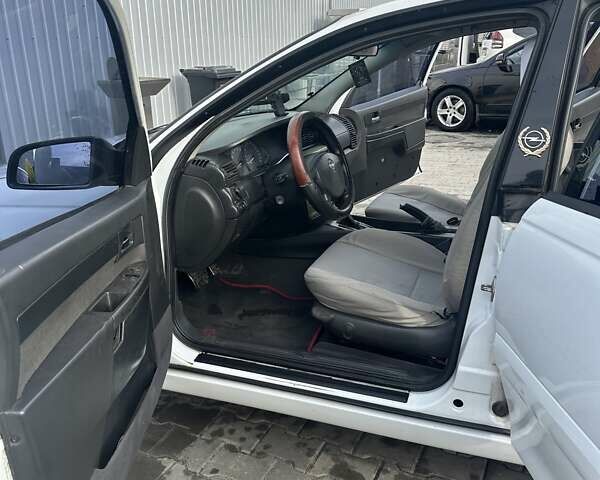 Белый Опель Омега, объемом двигателя 2.5 л и пробегом 285 тыс. км за 3000 $, фото 8 на Automoto.ua