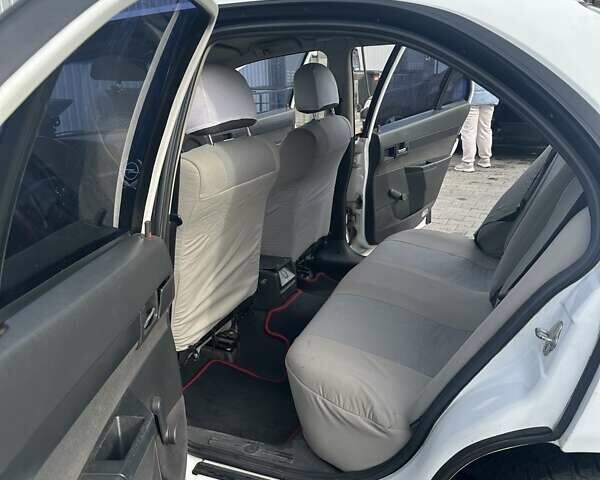 Белый Опель Омега, объемом двигателя 2.5 л и пробегом 285 тыс. км за 3000 $, фото 6 на Automoto.ua