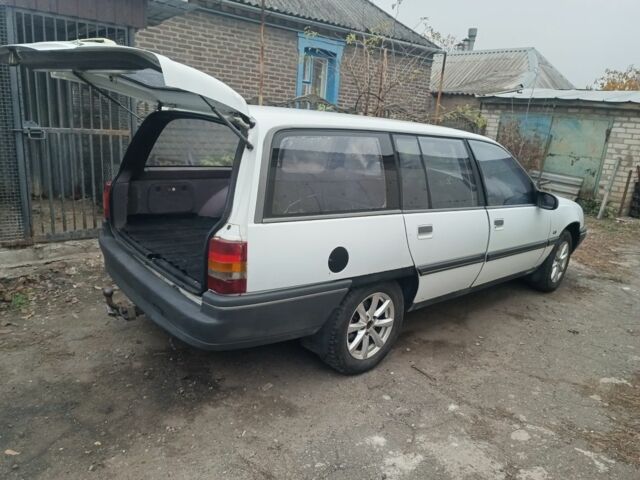 Белый Опель Омега, объемом двигателя 1.8 л и пробегом 350 тыс. км за 1438 $, фото 1 на Automoto.ua