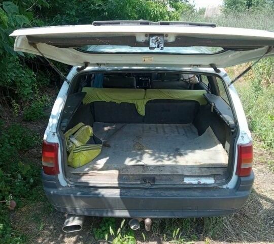 Білий Опель Омега, об'ємом двигуна 2 л та пробігом 250 тис. км за 903 $, фото 3 на Automoto.ua