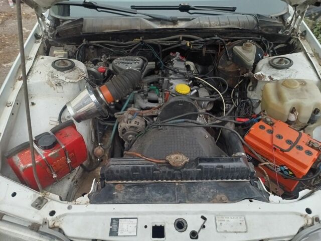 Белый Опель Омега, объемом двигателя 1.8 л и пробегом 350 тыс. км за 1425 $, фото 6 на Automoto.ua