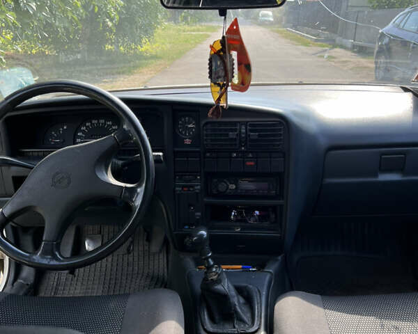 Білий Опель Омега, об'ємом двигуна 2.3 л та пробігом 380 тис. км за 2000 $, фото 5 на Automoto.ua