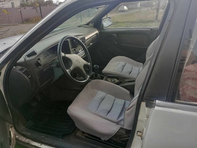 Белый Опель Омега, объемом двигателя 0 л и пробегом 100 тыс. км за 597 $, фото 2 на Automoto.ua