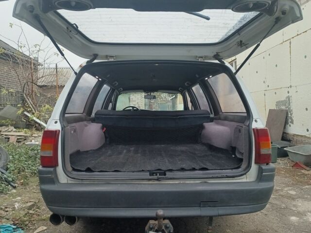 Белый Опель Омега, объемом двигателя 1.8 л и пробегом 350 тыс. км за 1425 $, фото 2 на Automoto.ua